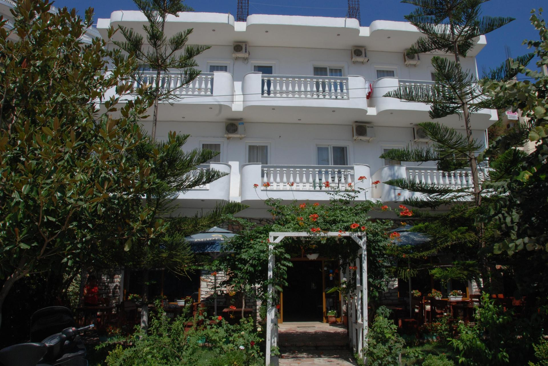 Vista Exterior Hotel Rixhi