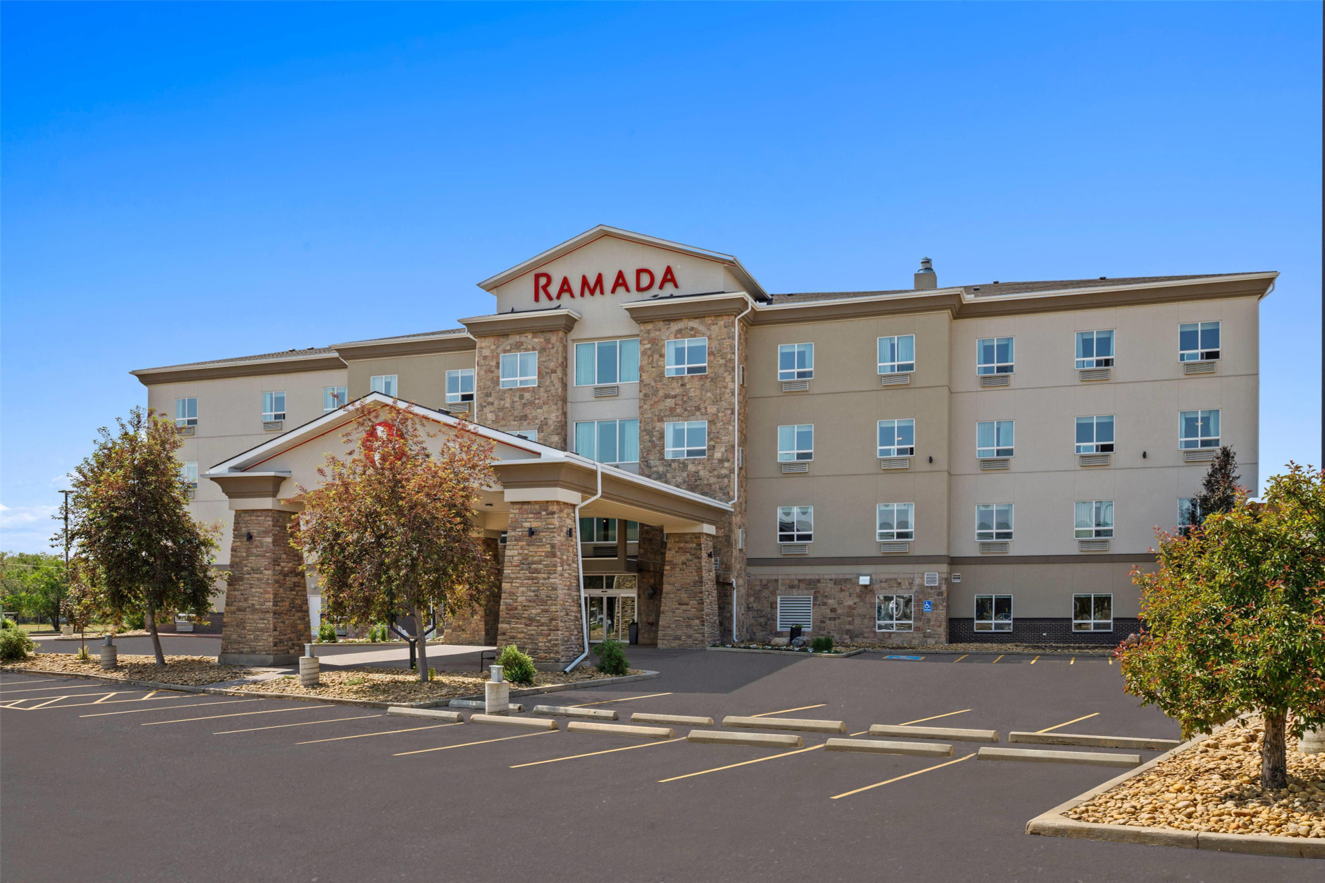 Vista Exterior Ramada By Wyndham Drumheller Hotel & Suites