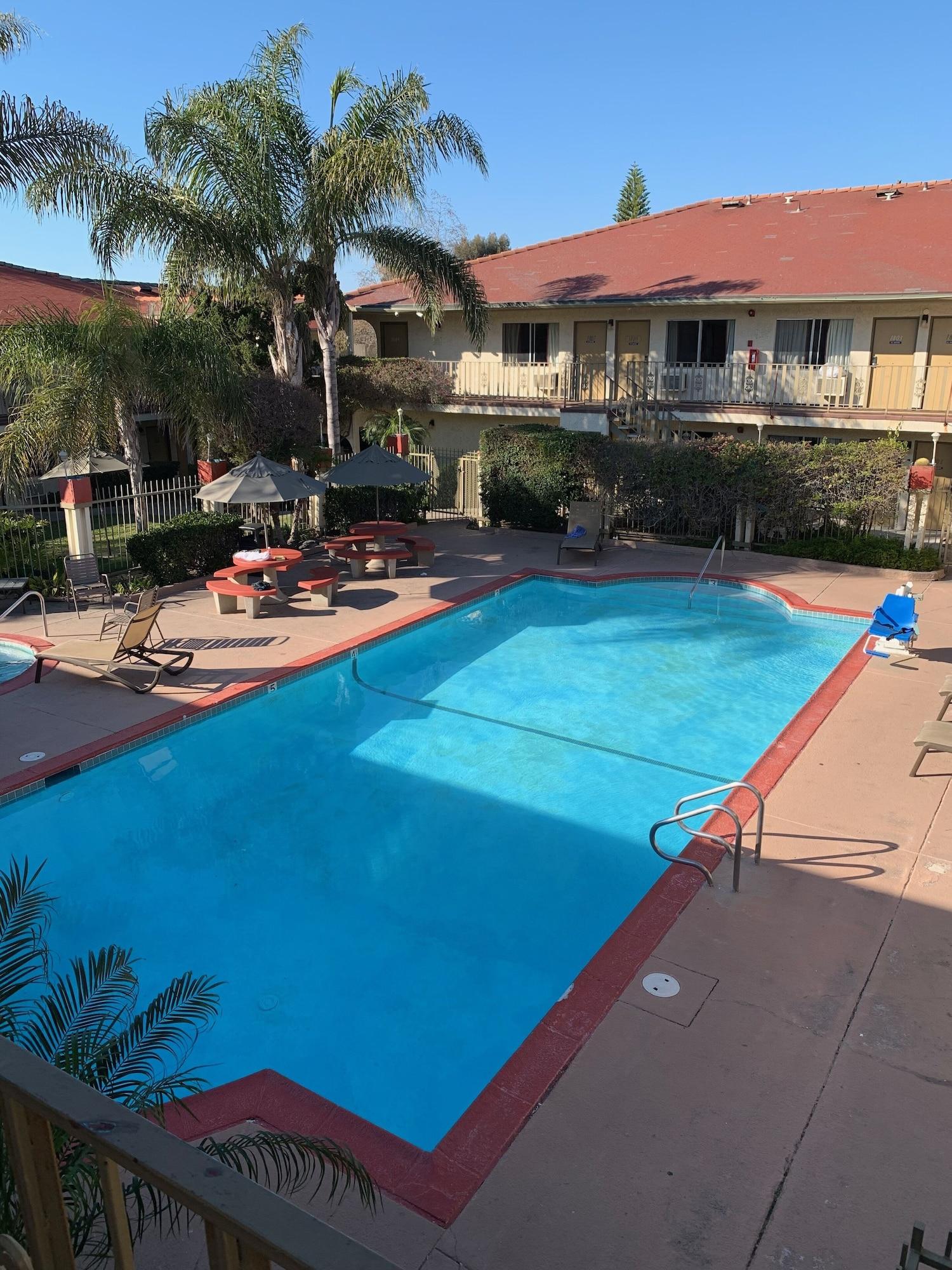 Vista Piscina California Suites Hotel