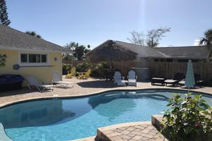Alquiler Vacacional - Gorgeous Cocoa Beach Home W/Heated  Private pool- short walk to beach!