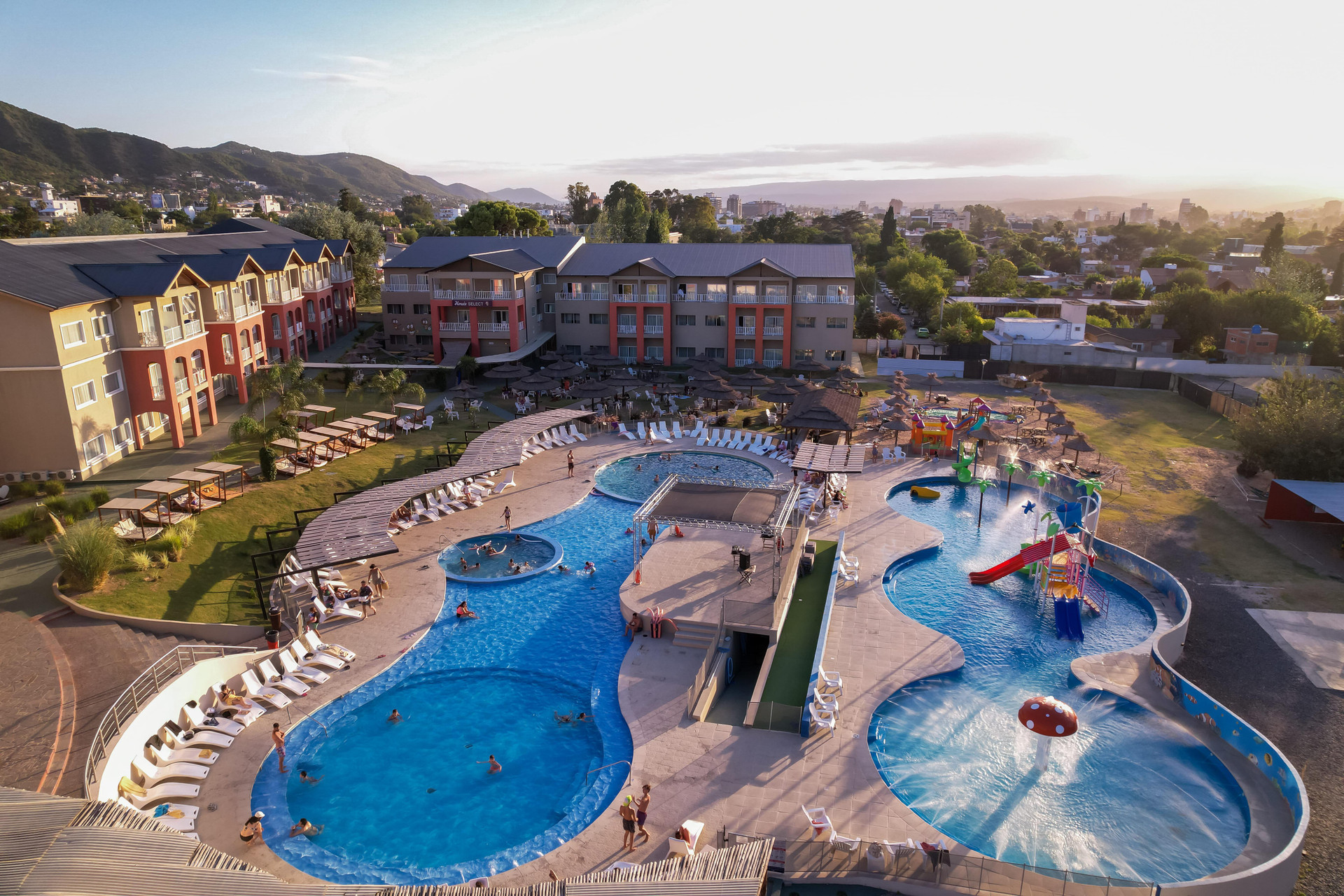 Vista Piscina Howard Johnson Plaza Villa Carlos Paz