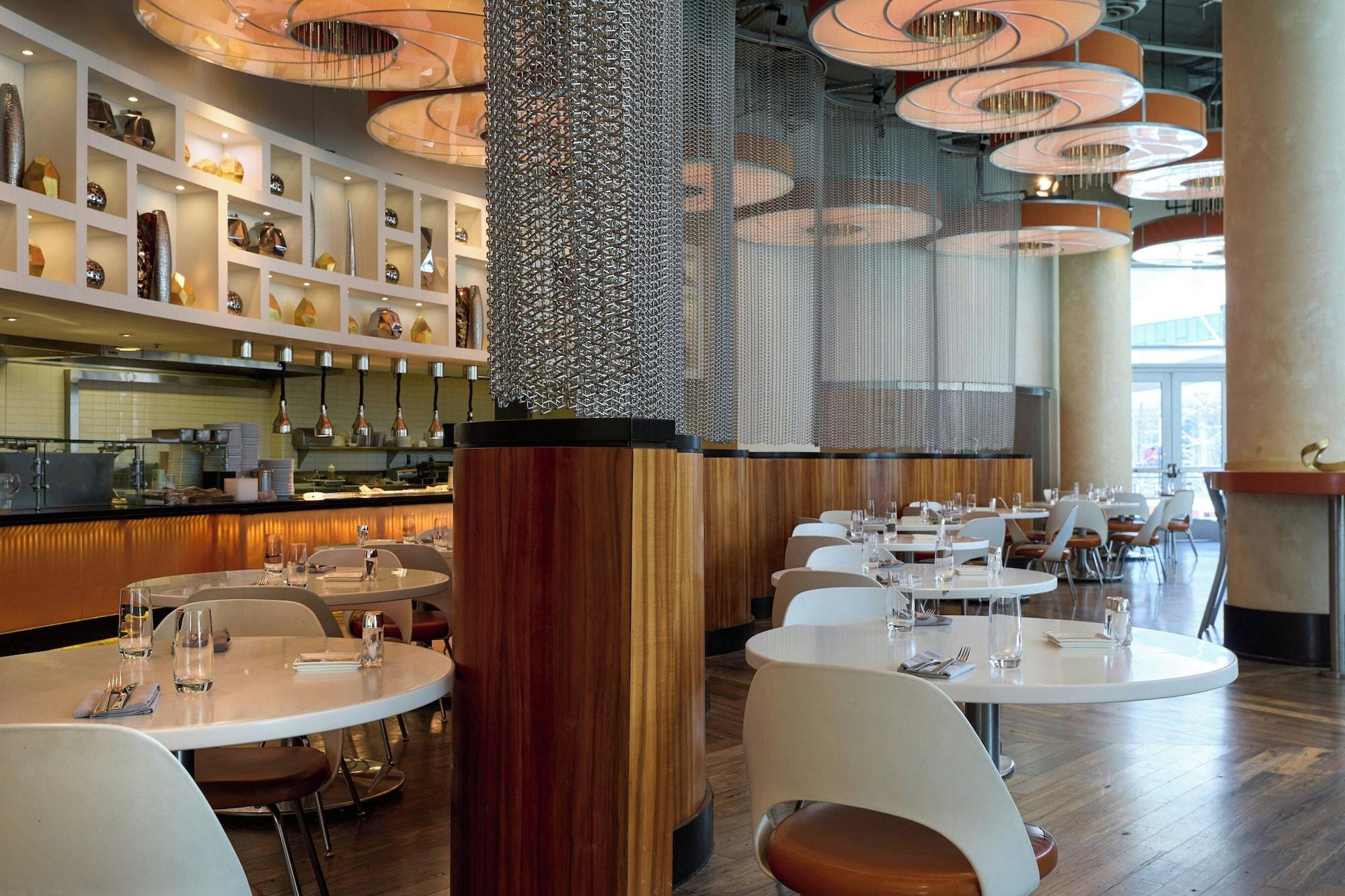 Restaurant Renaissance Arlington Capital View Hotel