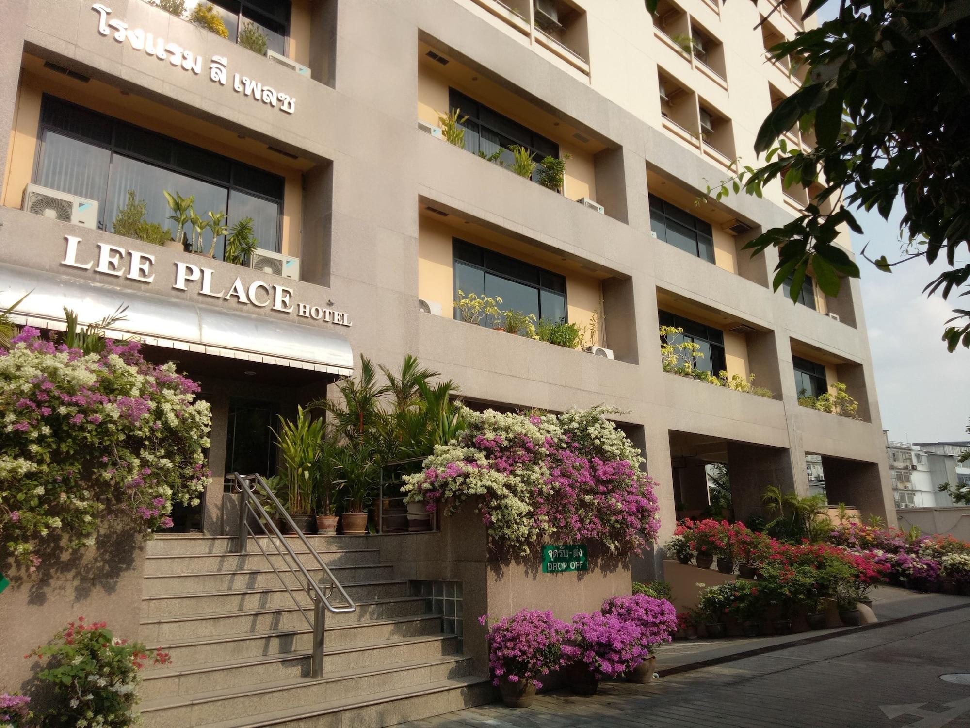 Varios Lee Place Hotel