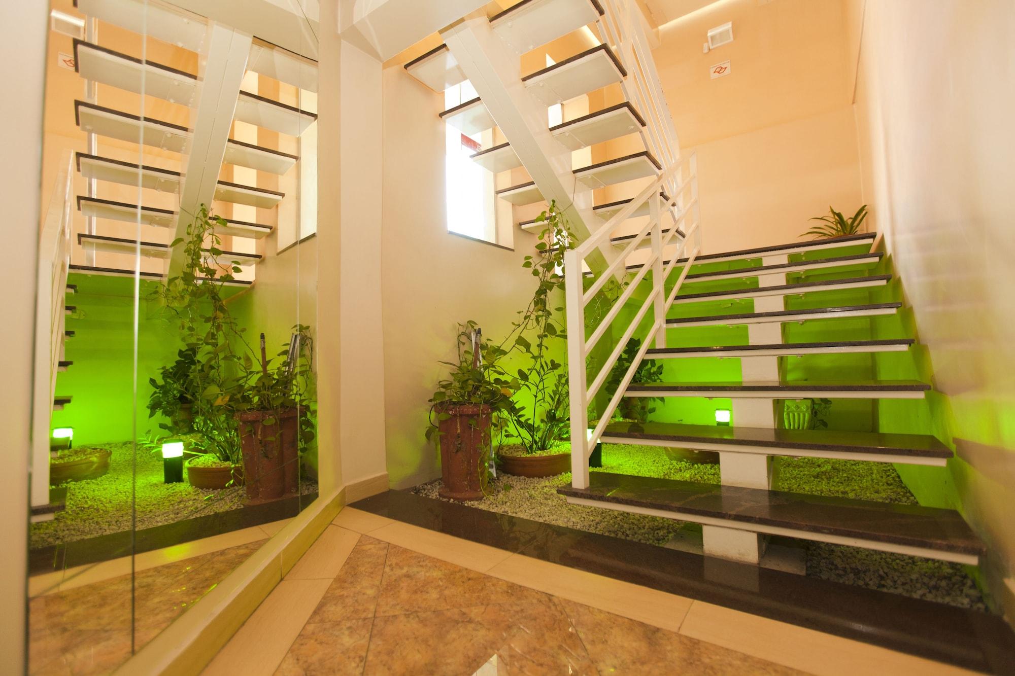 Varios Oly Plaza Hotel