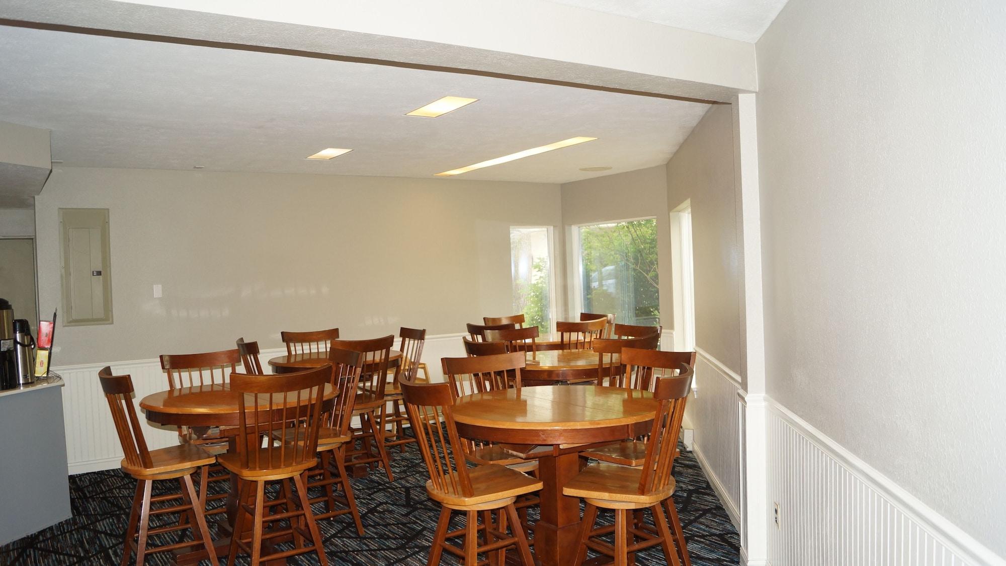 Restaurant Super 8 by Wyndham Traverse City