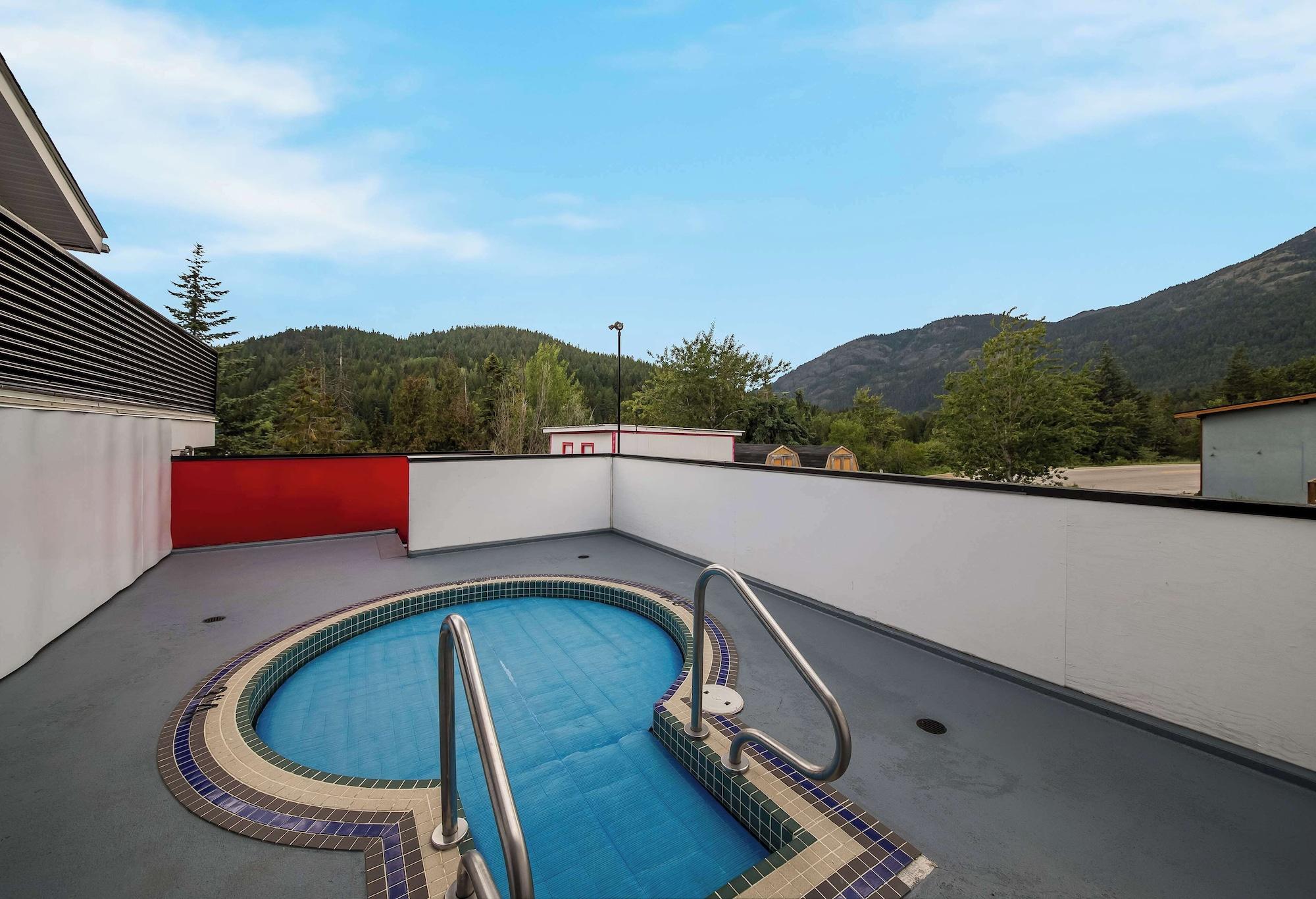 Vista Piscina SureStay Hotel by Best Western Rossland Red Mountain