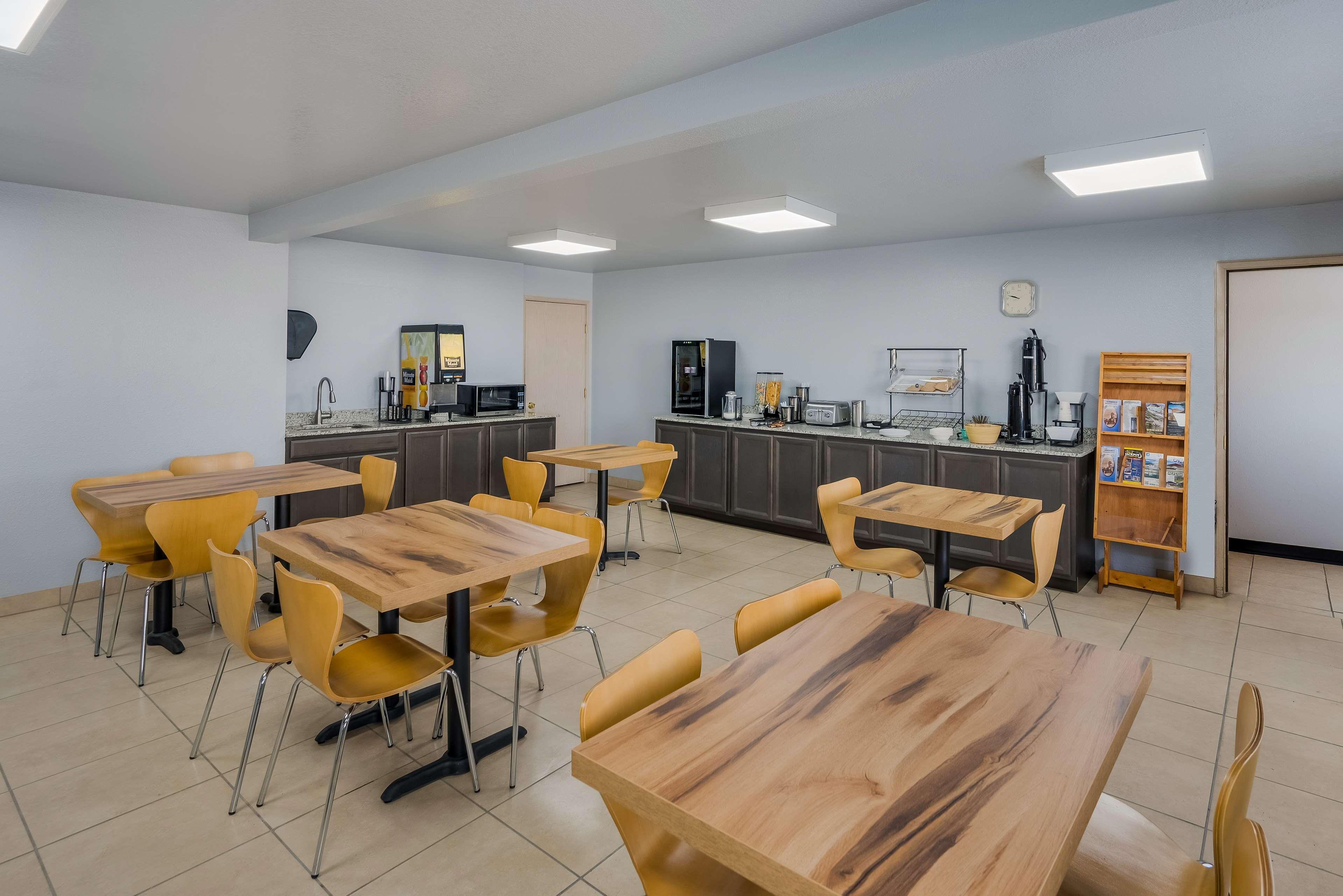 Restaurant SureStay Hotel by Best Western Wells