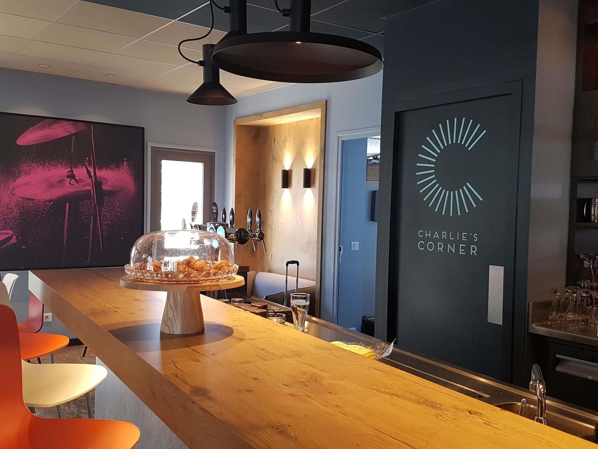 Vista Exterior ibis Melun Hotel