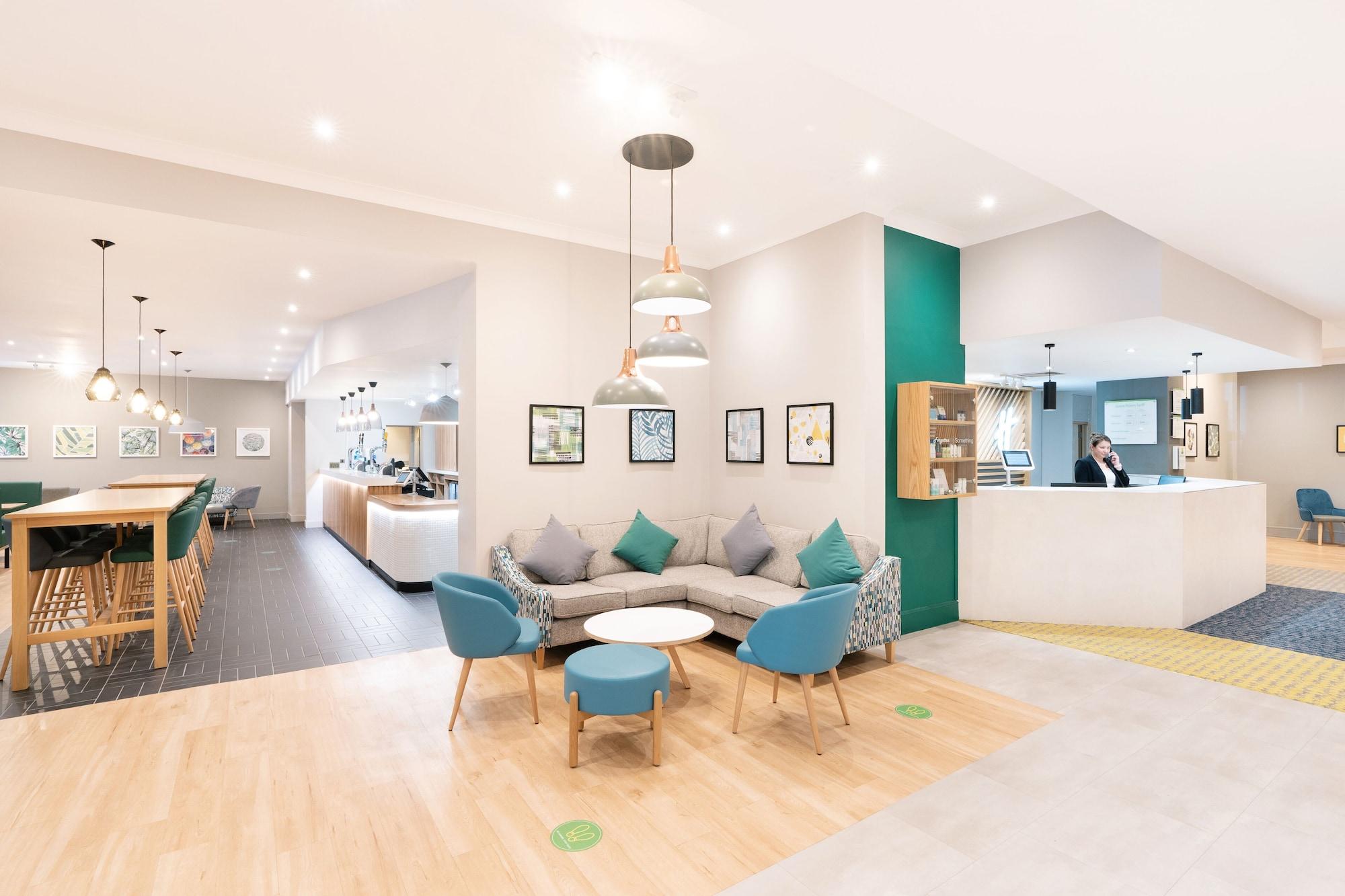Vista Lobby Holiday Inn Gloucester-Cheltenham by IHG