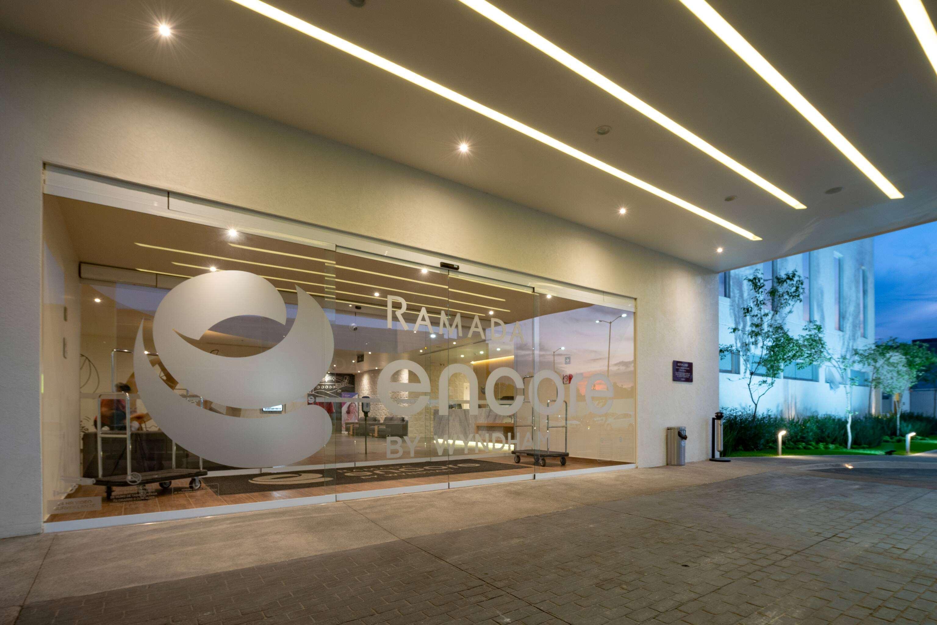 Vista Lobby Ramada Encore by Wyndham Guadalajara Aeropuerto