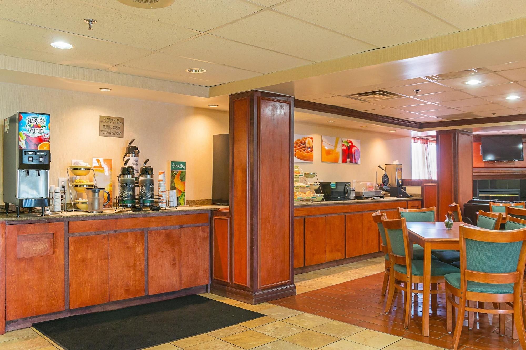 Bar/Salón Quality Inn & Suites Detroit Metro Airport
