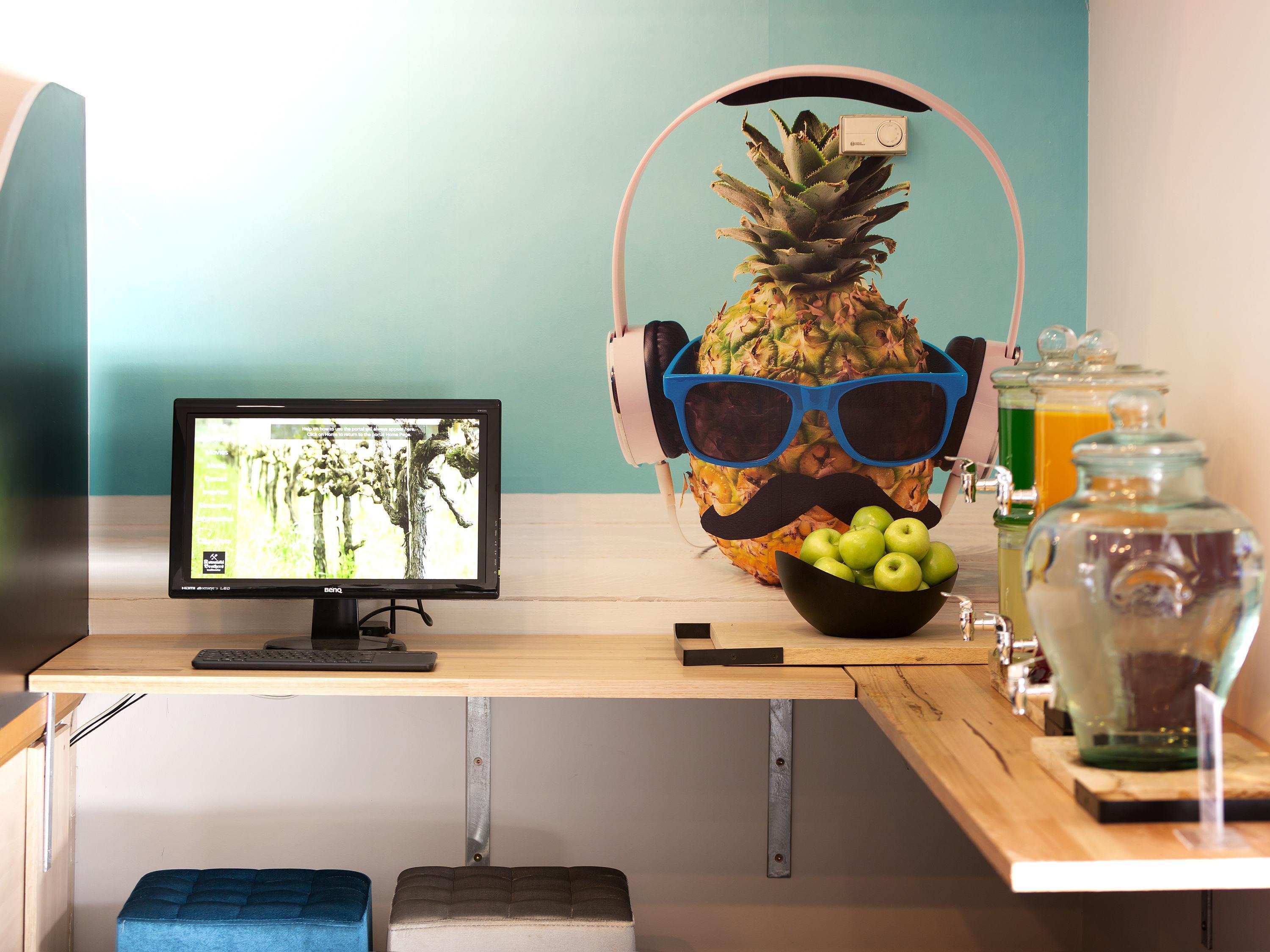 Vista Exterior ibis Styles Canberra