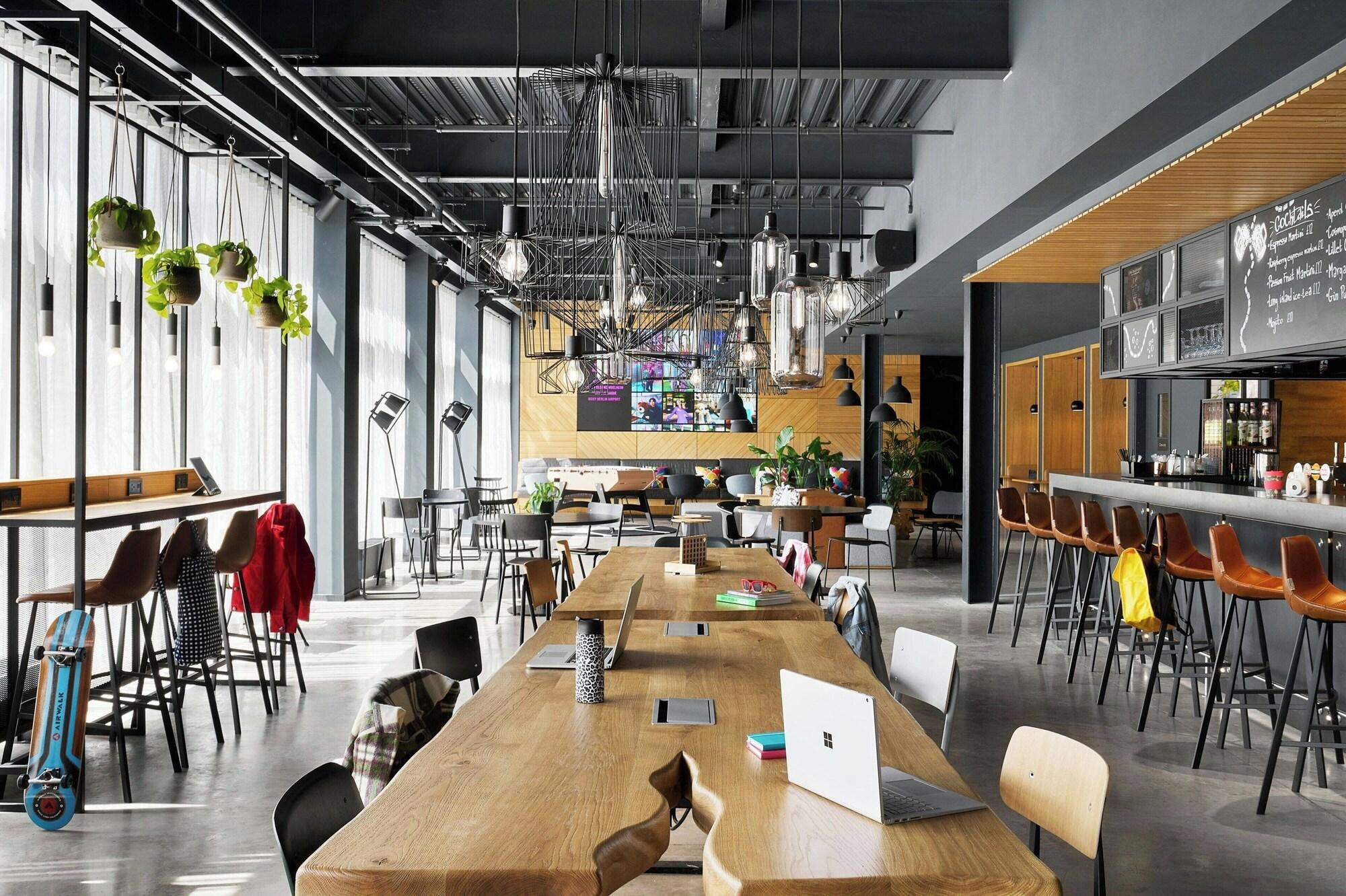 Vista Lobby Moxy Bristol