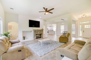 Alquiler Vacacional - Airy Dayton Vacation Home w/ Deck + Private Yard!