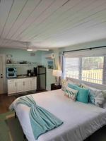 Alquiler Vacacional - Slice of Paradise: Tropical Studio in Downtown Historical River District