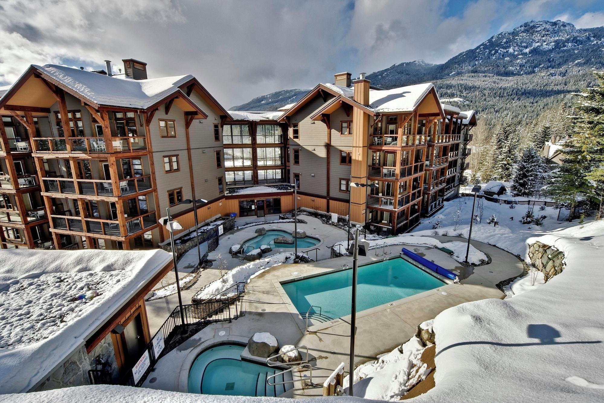 Vista Piscina Evolution Whistler, by Lodging Ovations