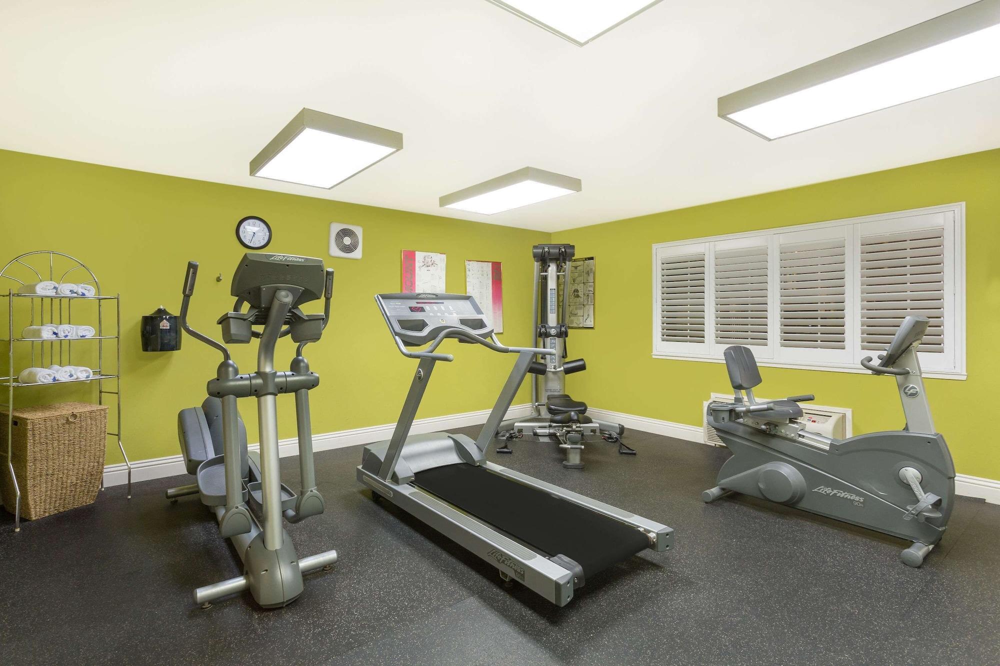 Gimnasio Baymont by Wyndham Modesto Salida