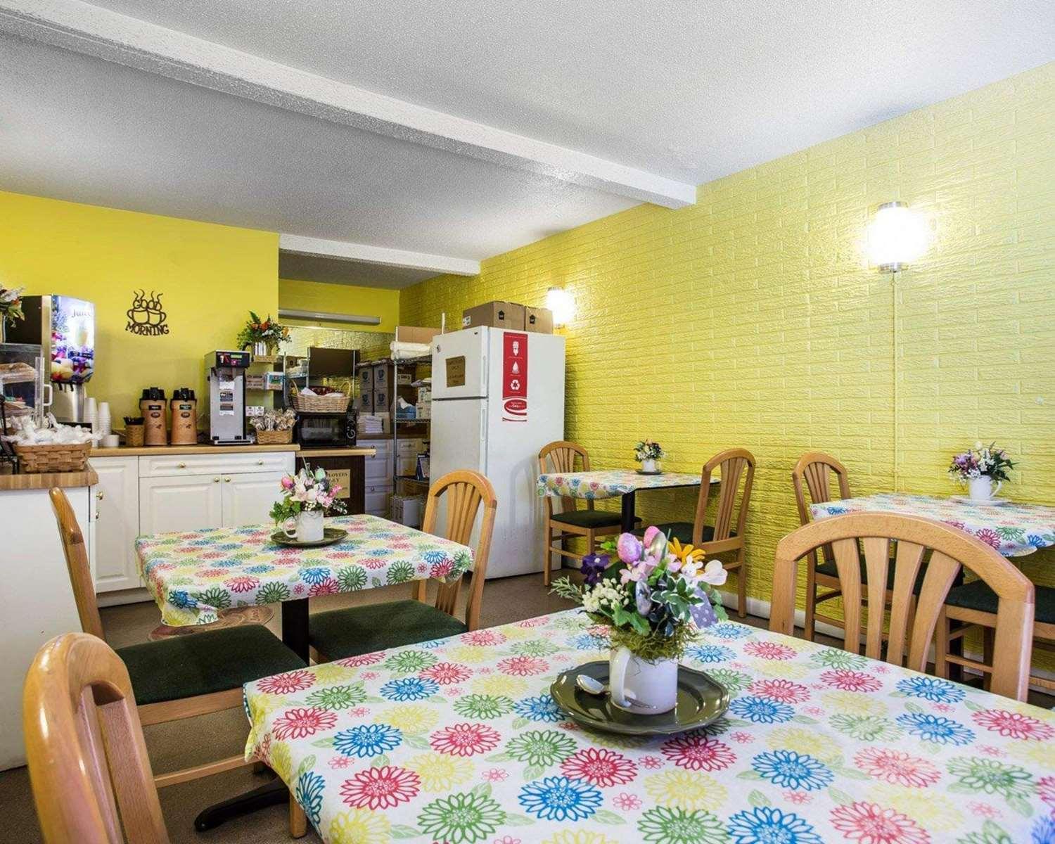 Restaurant Motel 6 Summerville, SC – Azalea Square