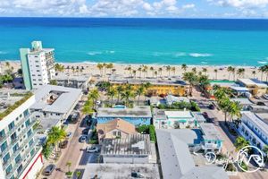 Renta temporal - Newly Renovated Apt #2 w/ Parking Close to Beach