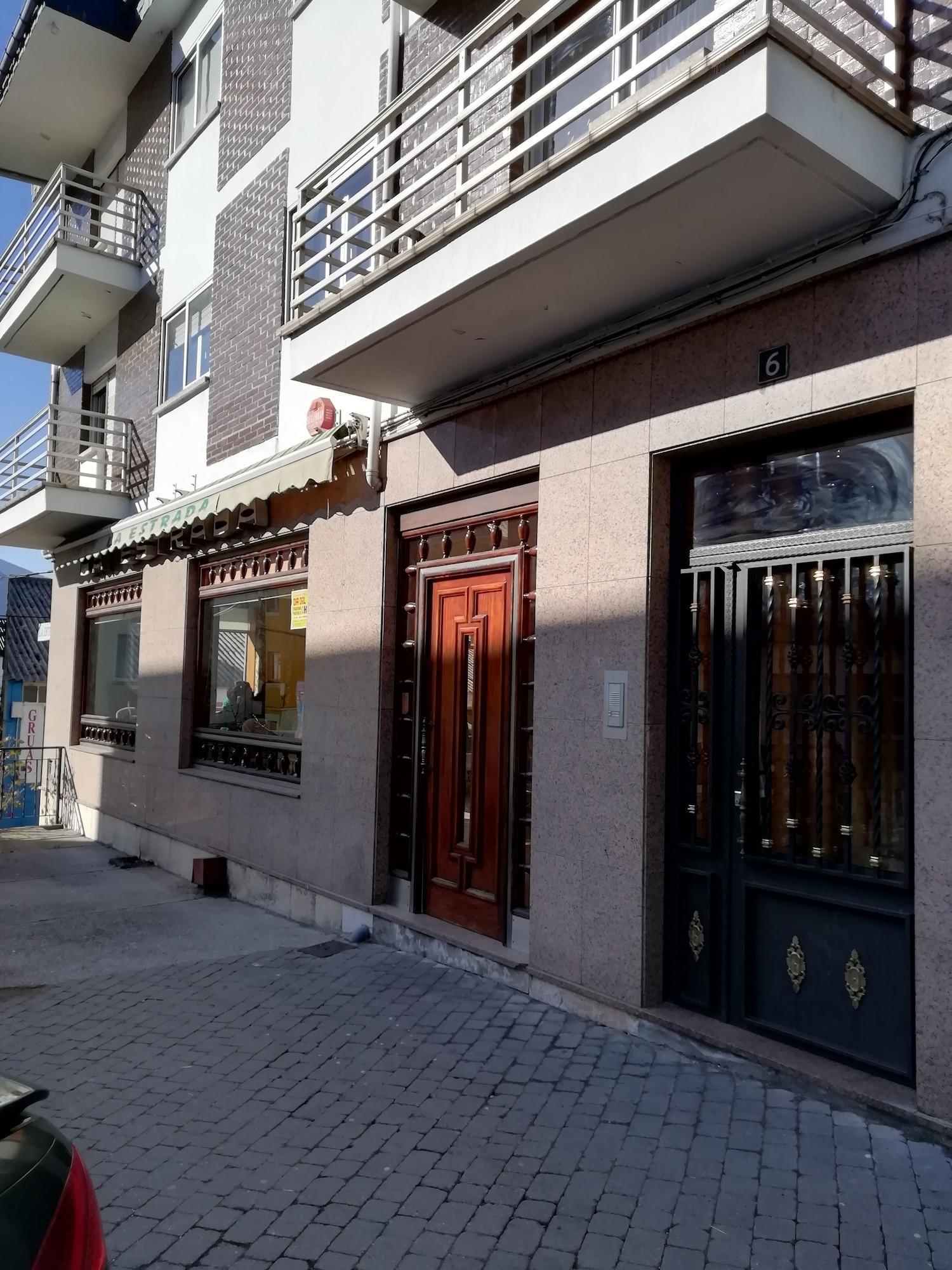 Vista Exterior Hostal La Estrada Restaurante