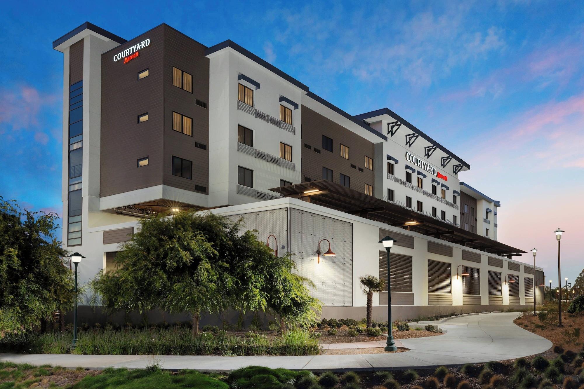 Vista Exterior Courtyard by Marriott Redwood City