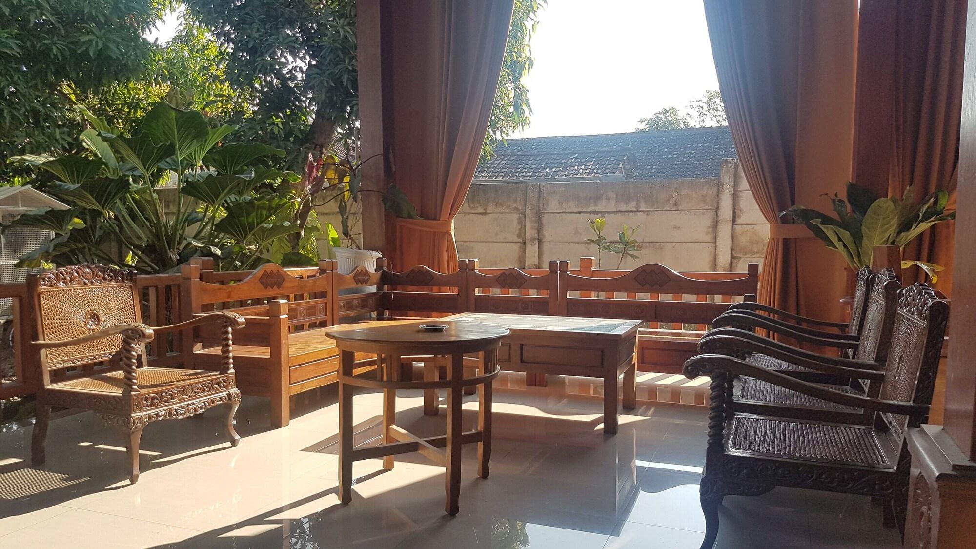 Vista Lobby Collection O 93028 Homestay Joglo Ibu