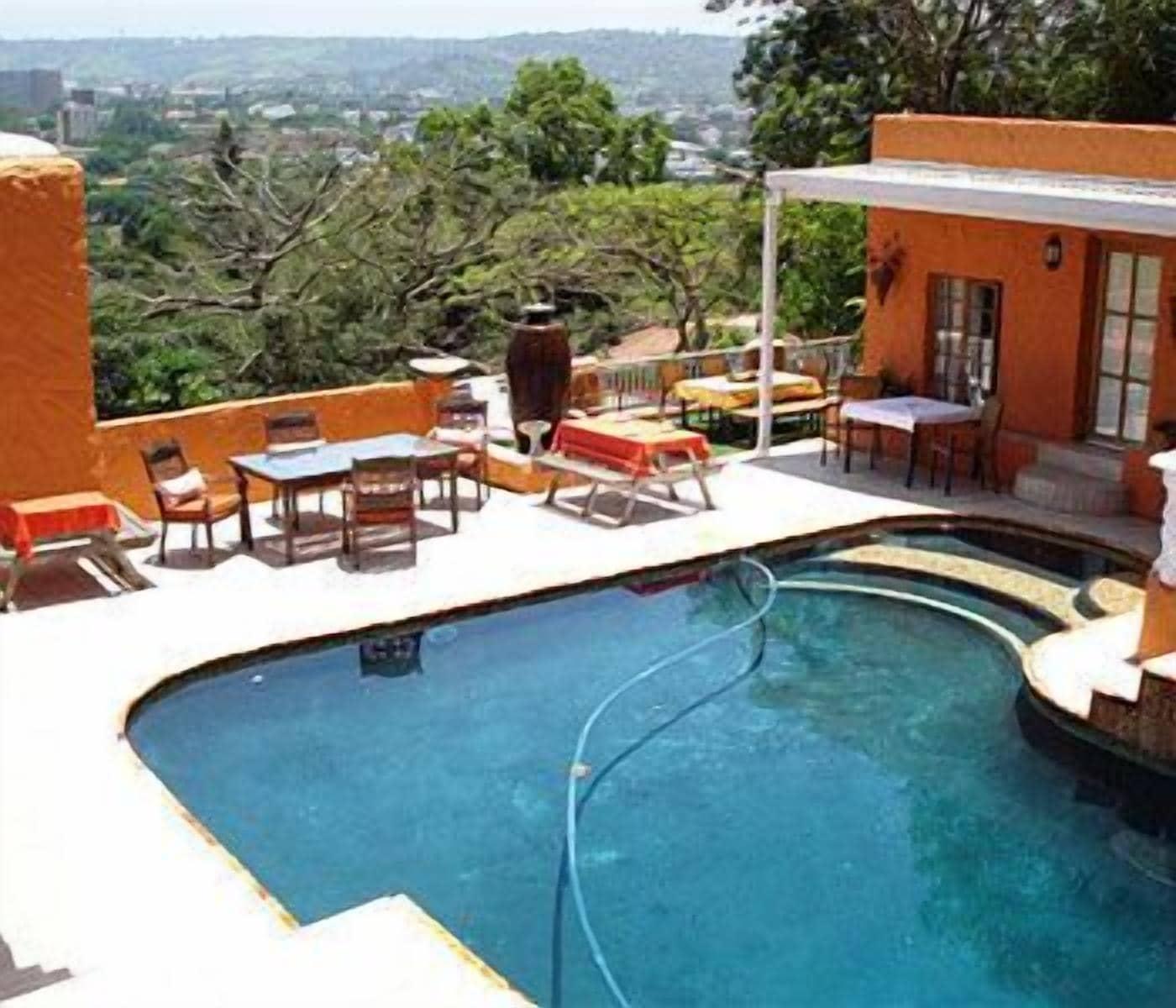 Vista Piscina Villa Valencia