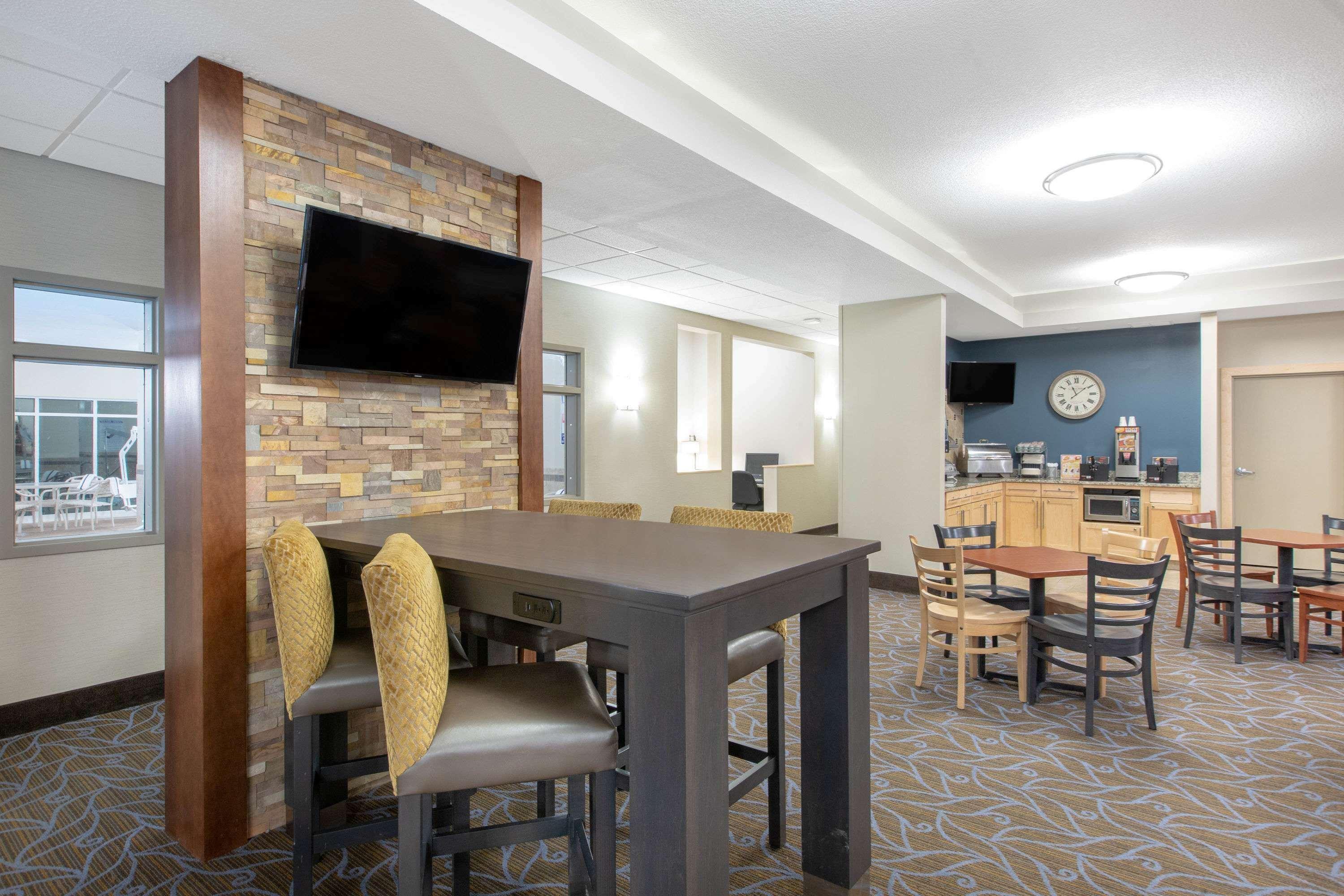 Vista Lobby AmericInn by Wyndham Humboldt