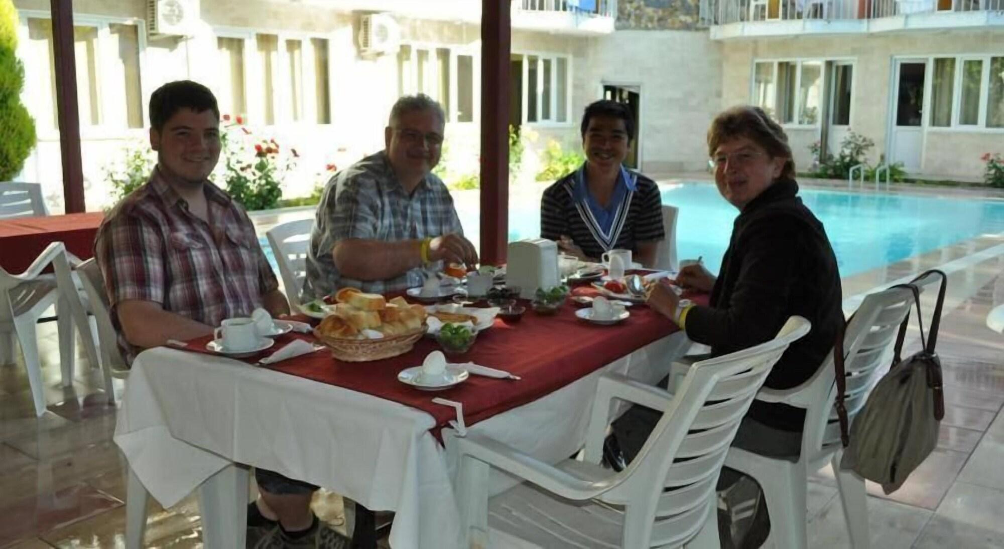 Restaurant Dolphin Yunus Hotel