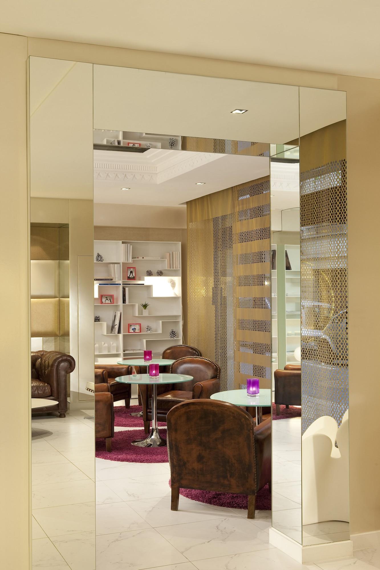 Bar/Salón 7 Eiffel by Malone