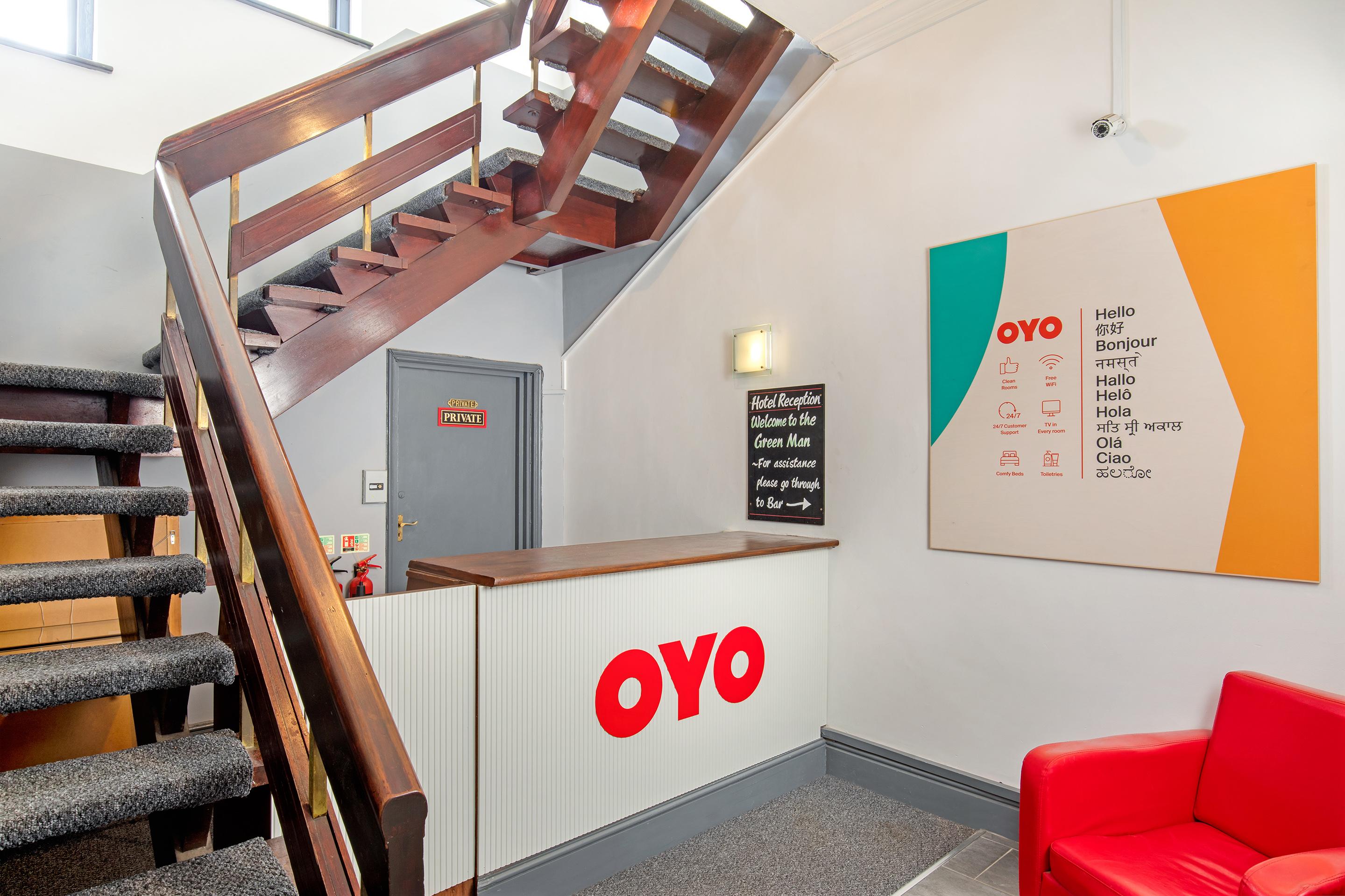 Vista Lobby OYO The Green Man Pub and Hotel