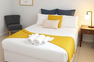 Alquiler Vacacional - Enjoy Water Views in a Stylish 2BR/2BA Apartment, Steps from Beach & Dining