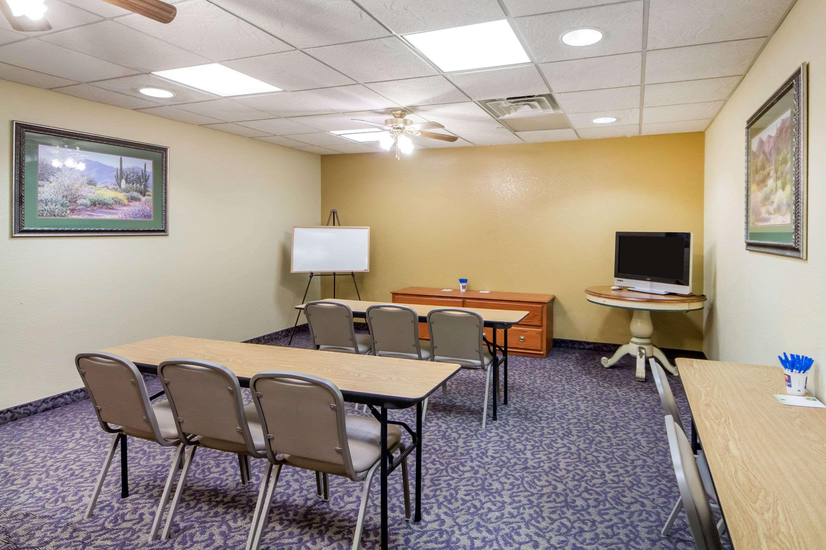 Centro de Negocios Quality Inn & Suites Pryor