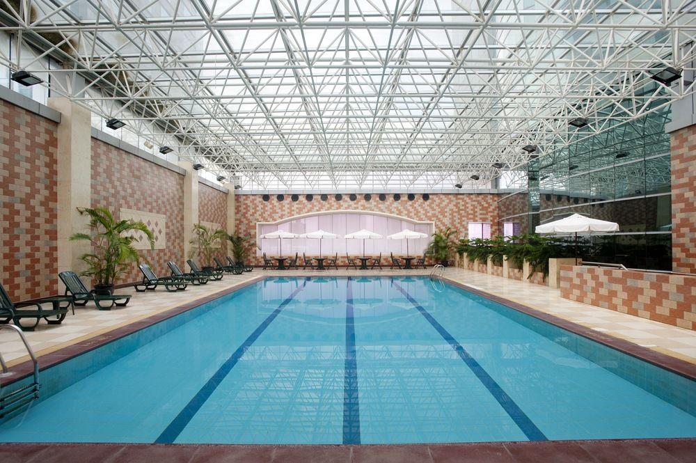 Vista da piscina Holiday Inn Shanghai Pudong