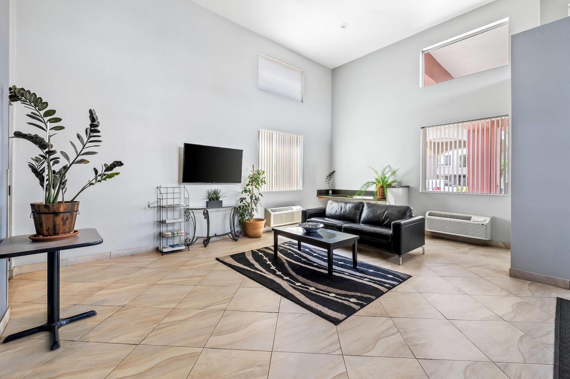 Vista Lobby Super 8 by Wyndham Marana/Tucson Area
