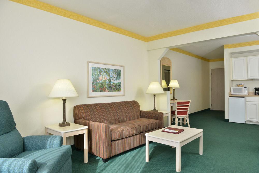 Hotel Comfort Suites Maingate East