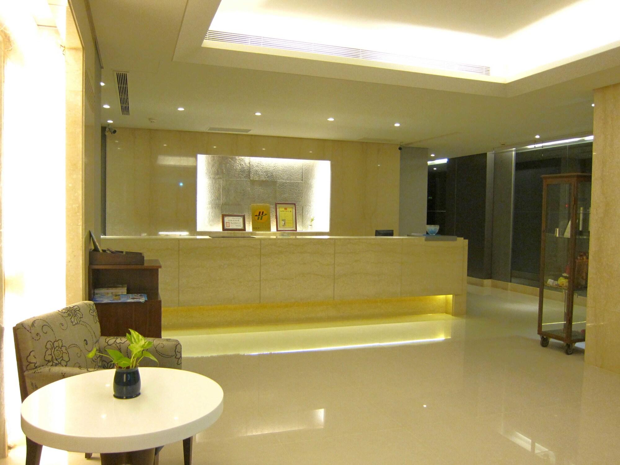 Vista Lobby Harbor View Hotel
