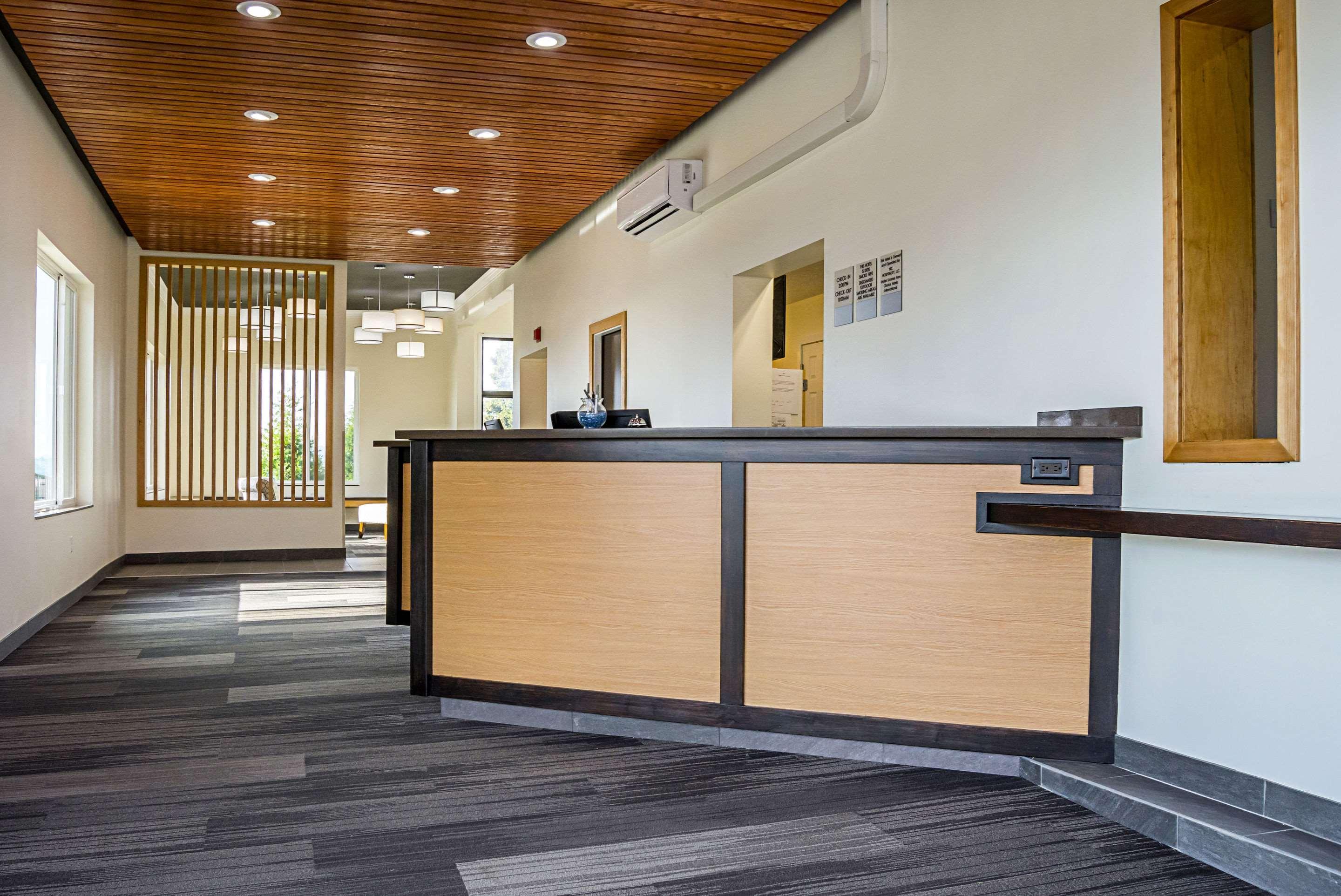 Vista Lobby Quality Inn & Suites Clackamas – Portland
