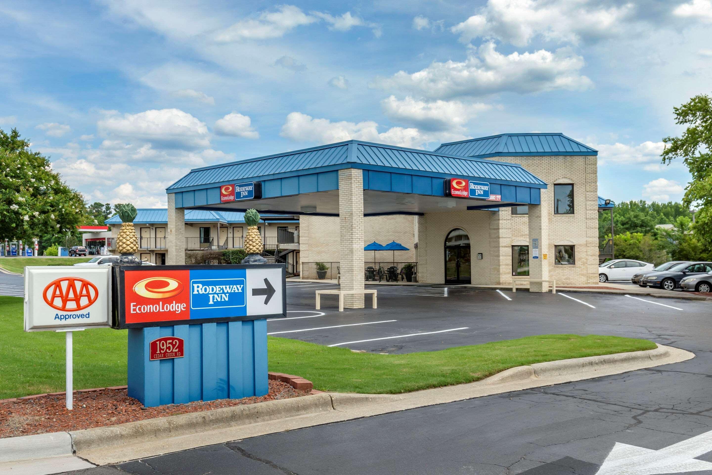 Vista Exterior Econo Lodge Fayetteville I-95