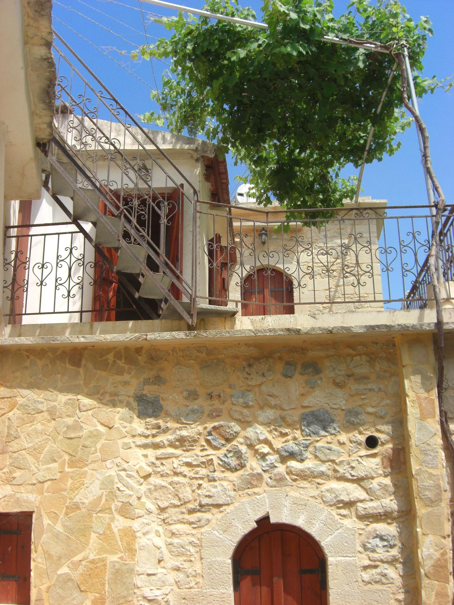 Vista Exterior Patriko Traditional Residence