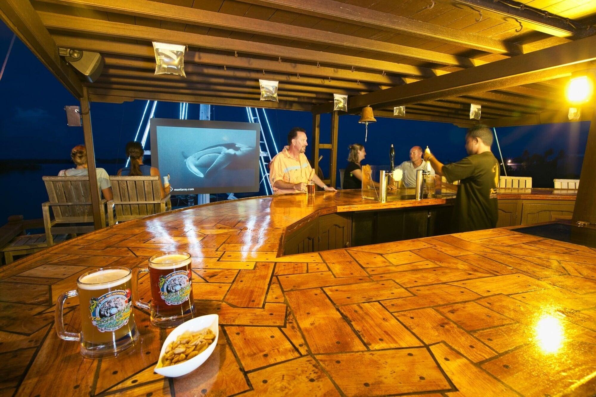 Bar/Salón Manta Ray Bay Resort