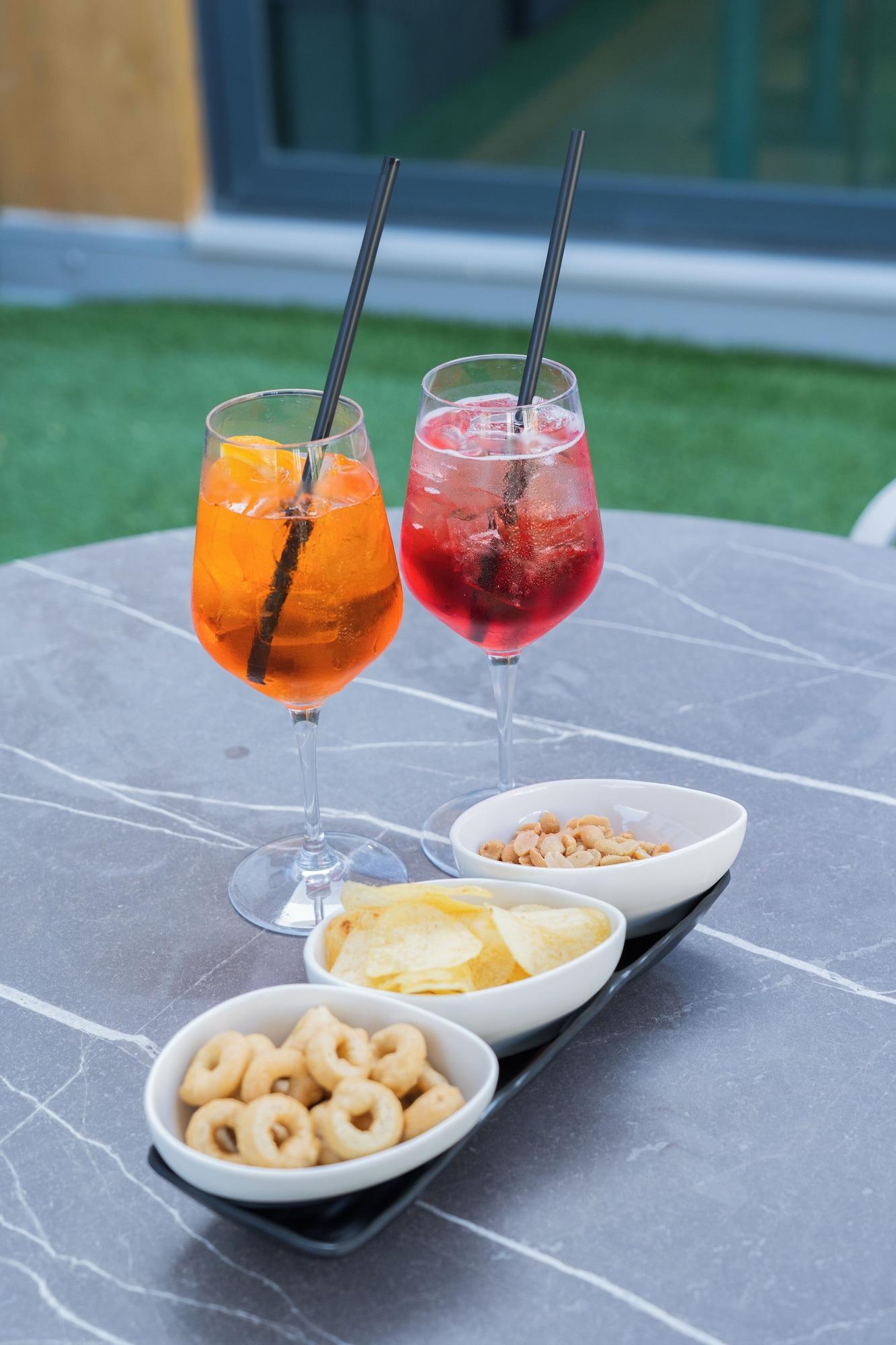 Vista Exterior Lake and More Suite Hotel