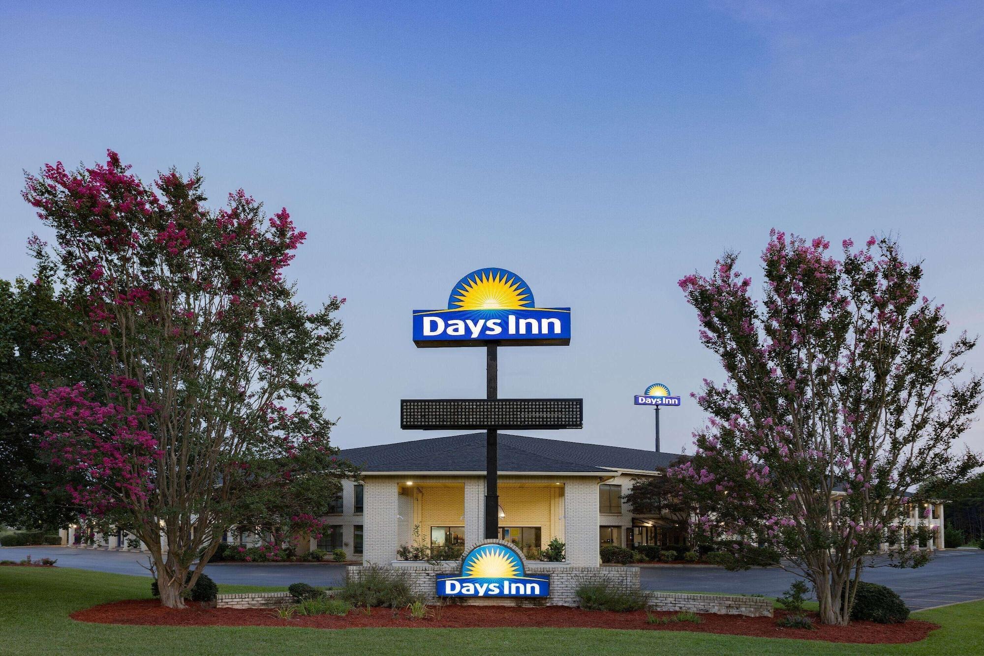 Vista Exterior Days Inn by Wyndham Spartanburg Waccamaw