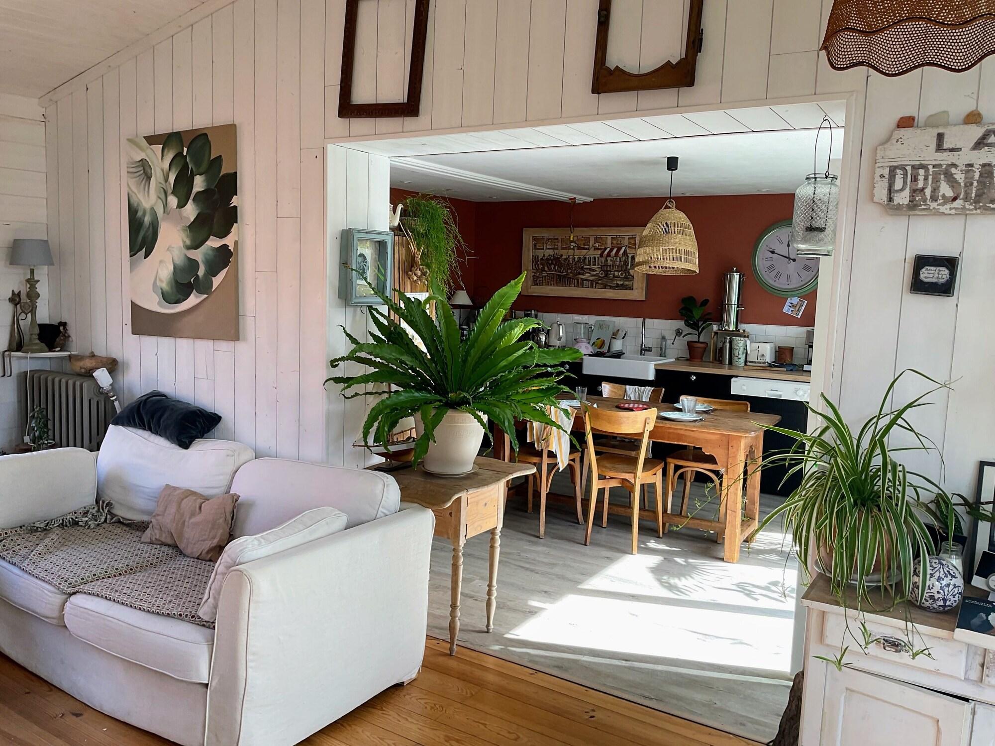 Holiday-style house by the sea