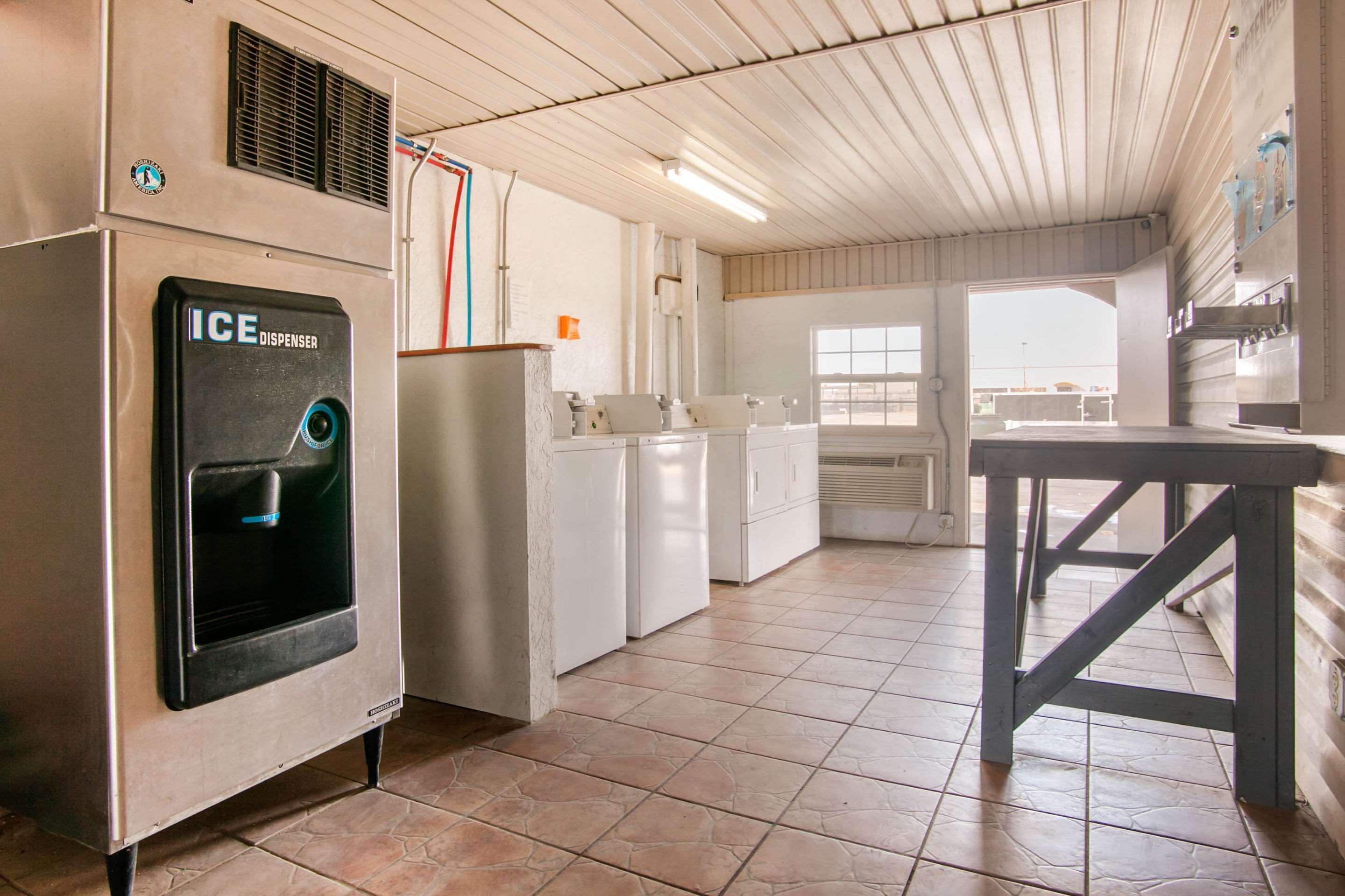 Vista Exterior Rodeway Inn Norman Area