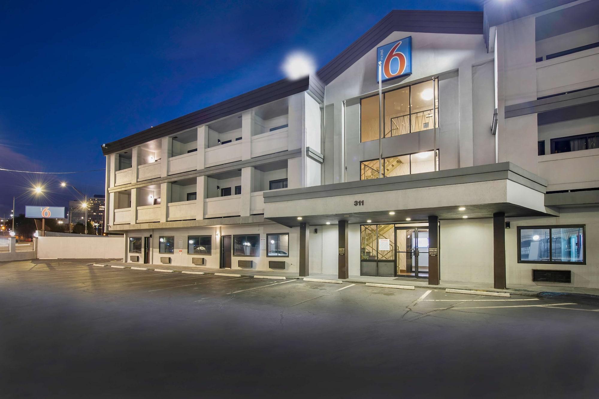 Vista Exterior Motel 6 Atlanta, GA - Downtown