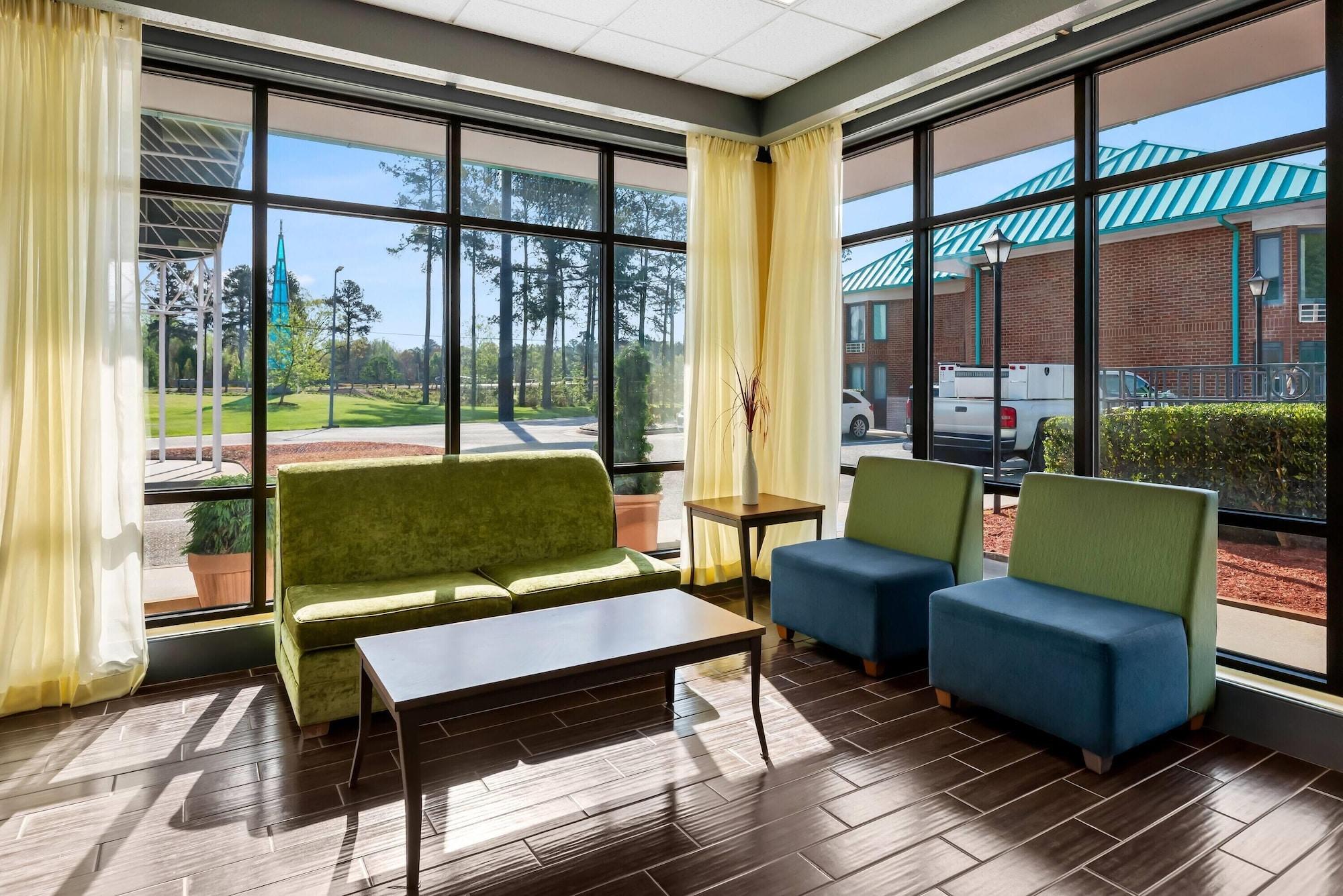 Vista Lobby Days Inn by Wyndham Petersburg/South Fort Lee