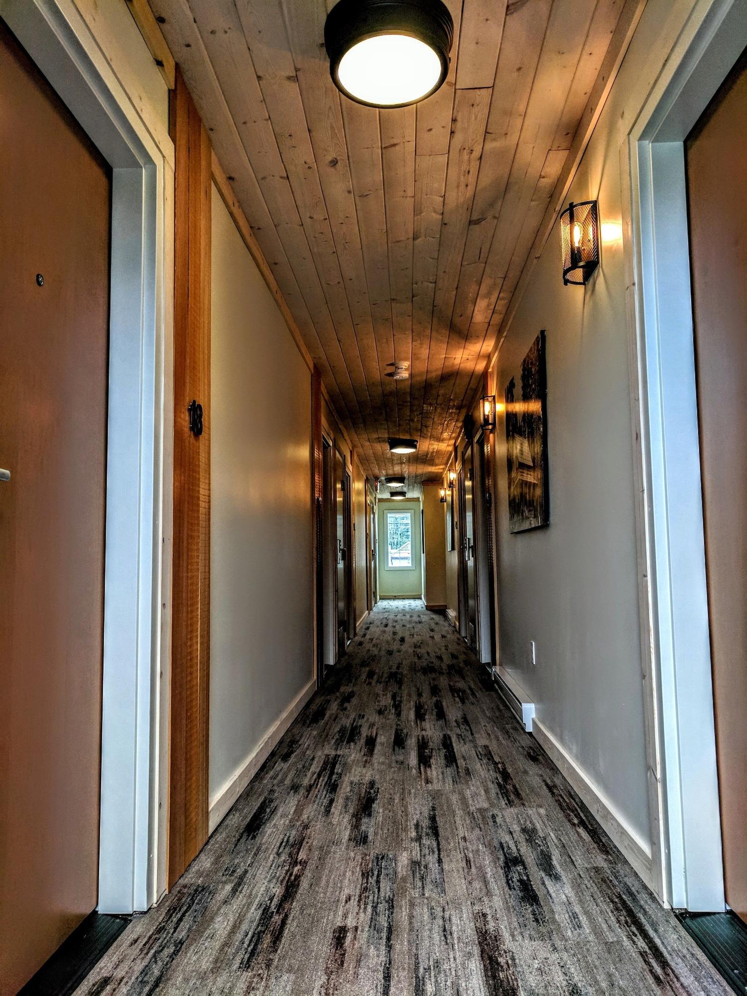 Varios Riverside Inn