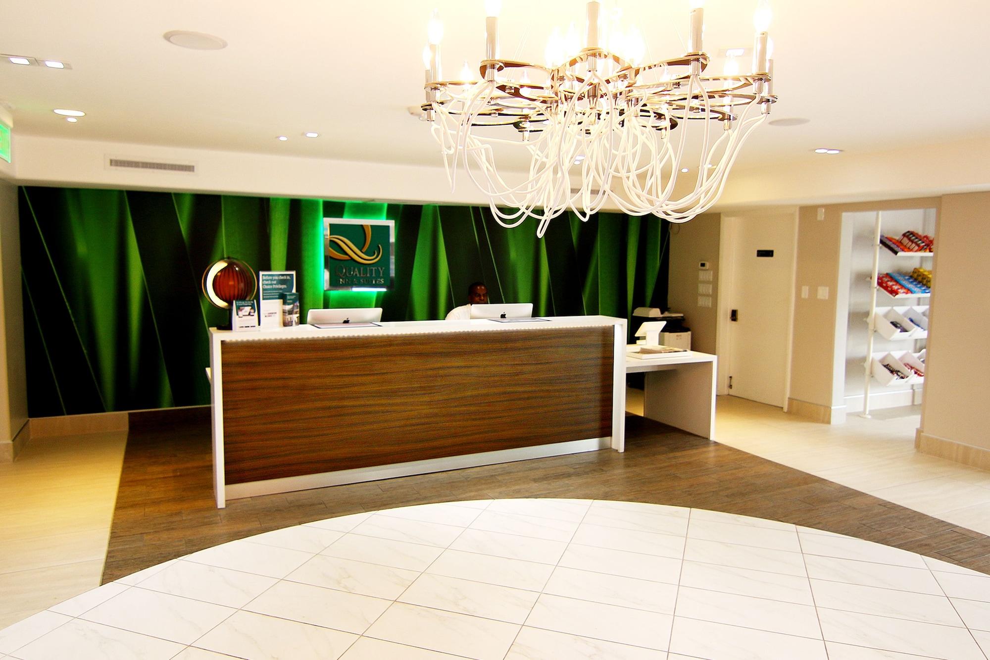 Vista Lobby Quality Inn & Suites By the Parks