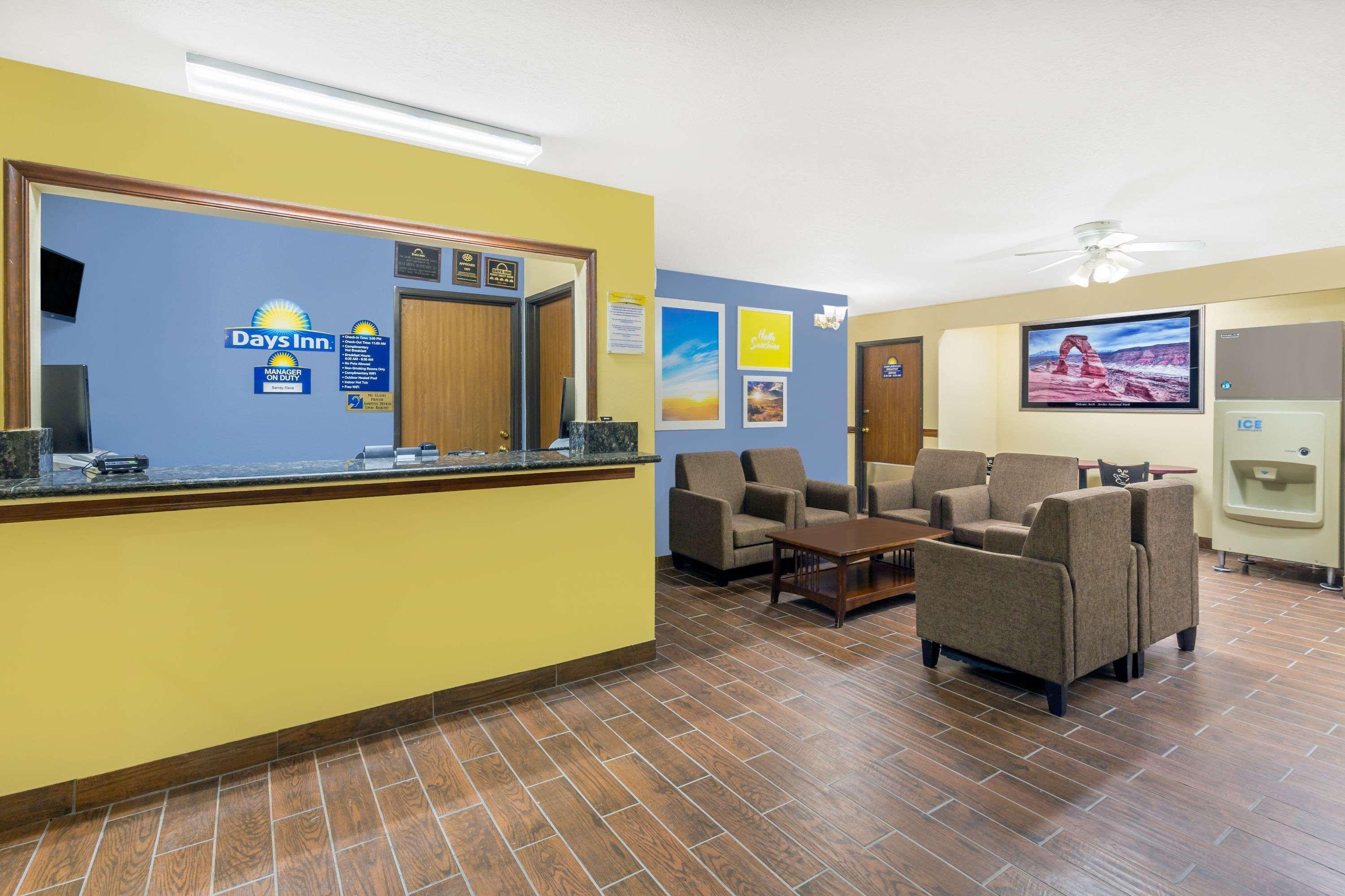 Vista Lobby Days Inn by Wyndham Moab